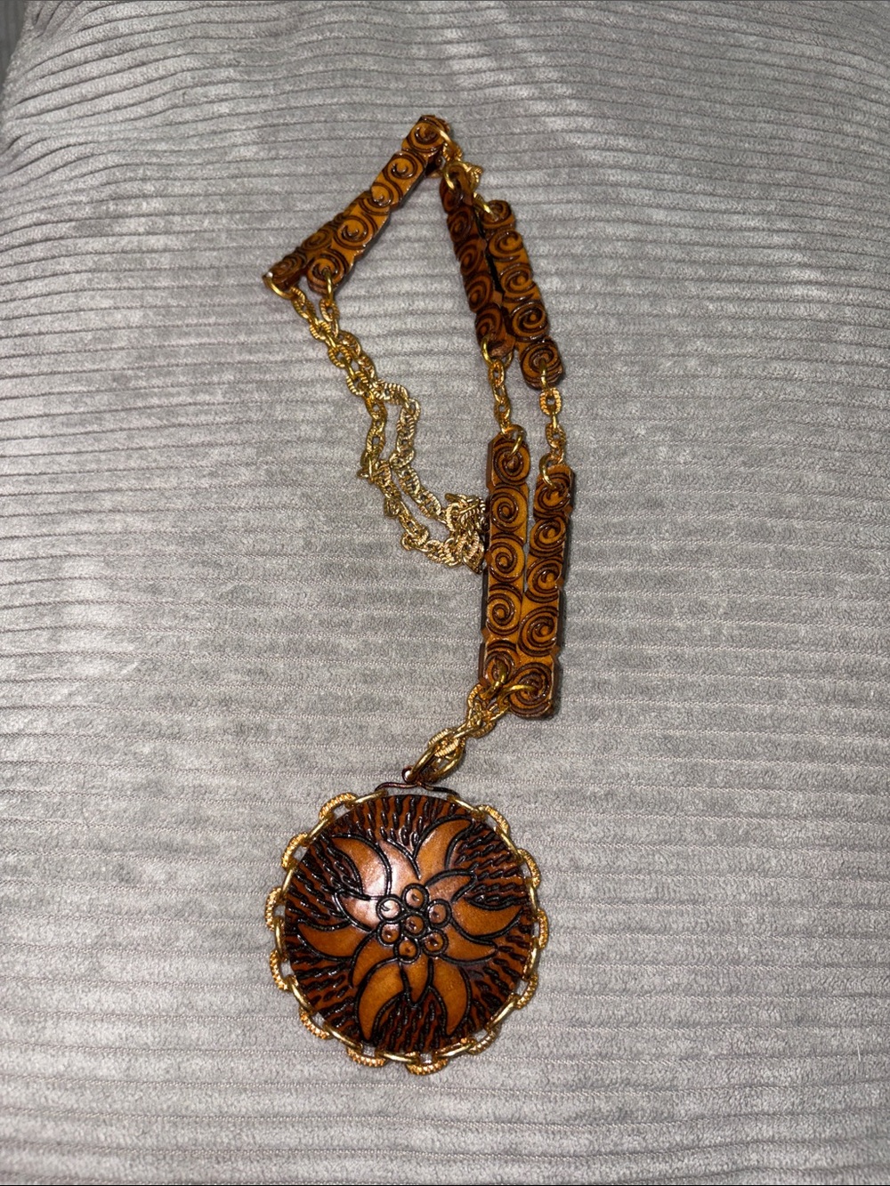 Art Deco Floral Pendant Necklace Women OS Brown Good Vintage Wood Gold Tone